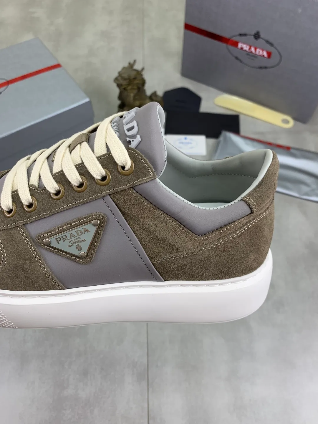 Men's shoes 💰P560💰 [New model] High version official website popular model is on the market, 🆘 Trendy brand (Prada) mainly promotes popular model, avant-garde and versatile fashionable men's shoes private version mold opening, cowhide surface splicing 1:1.. Stylish and simple, original imported cowhide lining cowhide feet; the atmosphere and personality are more fashionable, eye-catching and pursuing class. It will subvert the old idea and be a must-have for fashion trendsetters with you! Must keep it for yourself! Tall and comfortable, large and low, high-end quality workmanship. Code number: 38-44 5⃣️colors available.